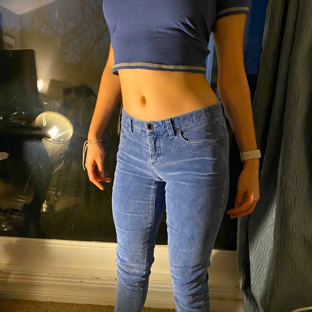 The brand is Theory size 2,gently worn… faded blue,model has 26 “waist,low rise